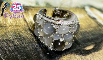Стильное кольцо из белого золота и серого лунного камня с бриллиантами.