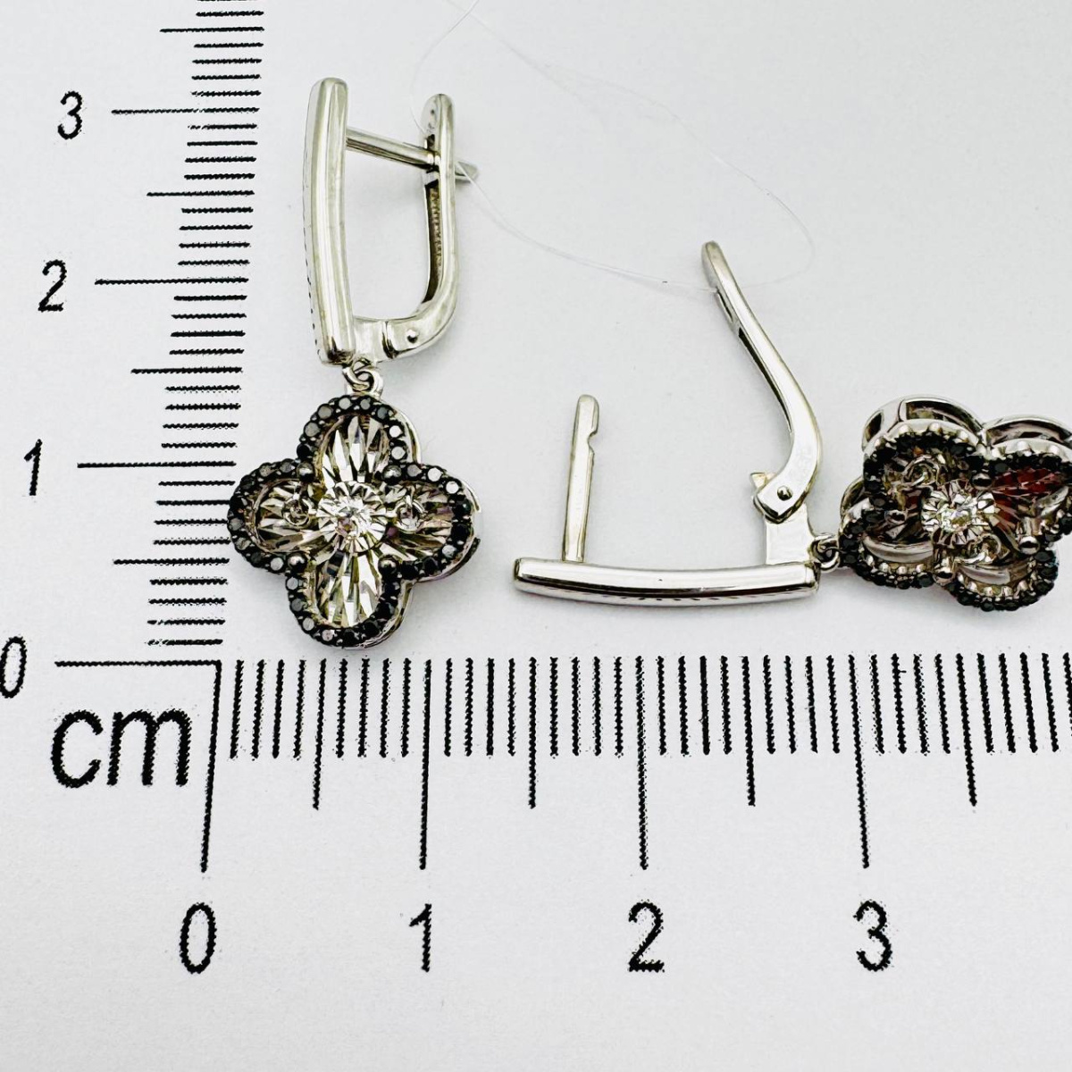 Серьги с бриллиантом grigoriev 02-12-5675-13-00